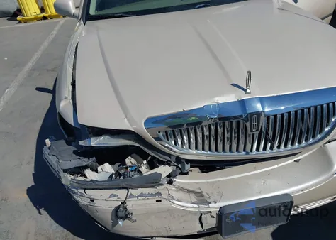 2003 Lincoln Town Car Cartier из США, поврежденный, VIN 1LNHM83WX3Y663020